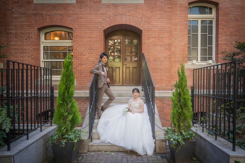 レンガの玄関前で高低差をつけて決めたふたりの表情