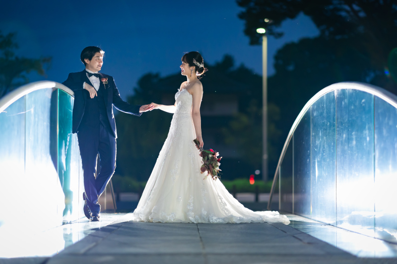 手を取り合って