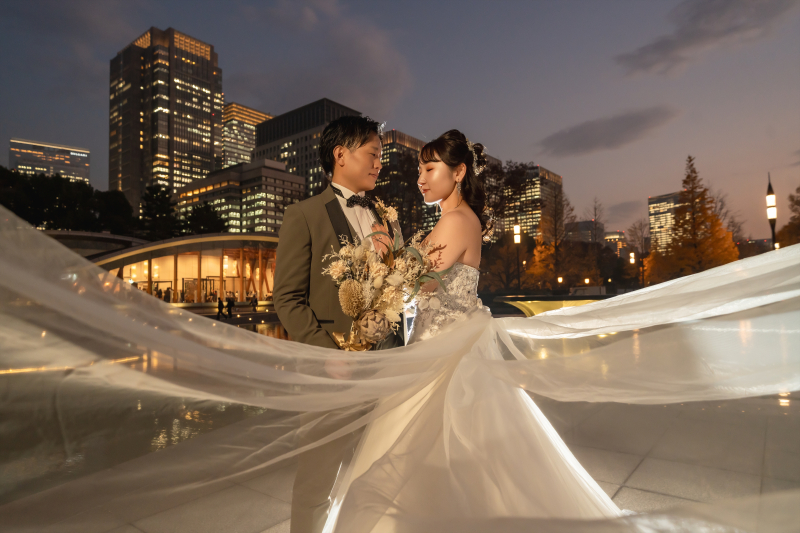 夜風にはためくベールとドレスの輝き
