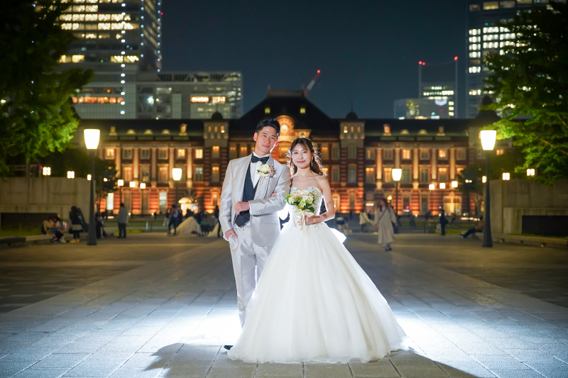 東京駅舎を背景のショット