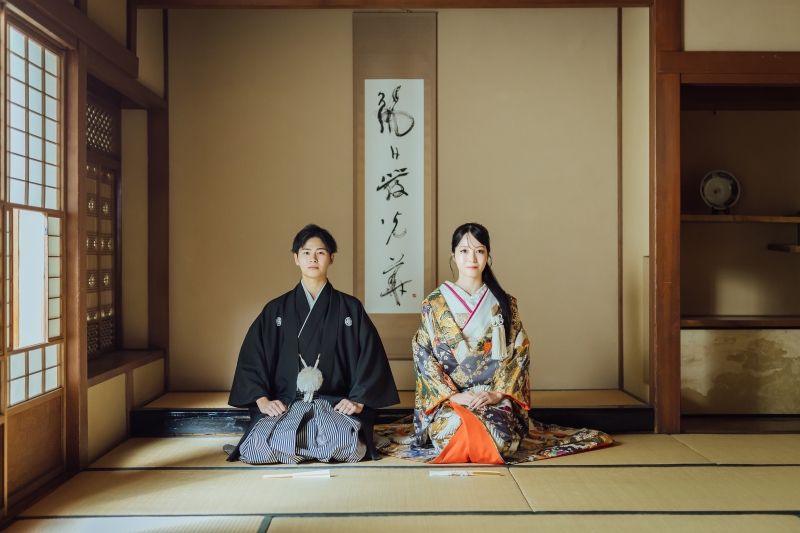 並んで正座するふたりの静かな距離感