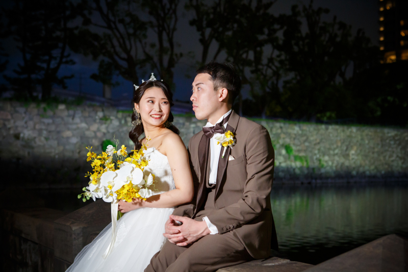 お堀の縁に腰をかけて