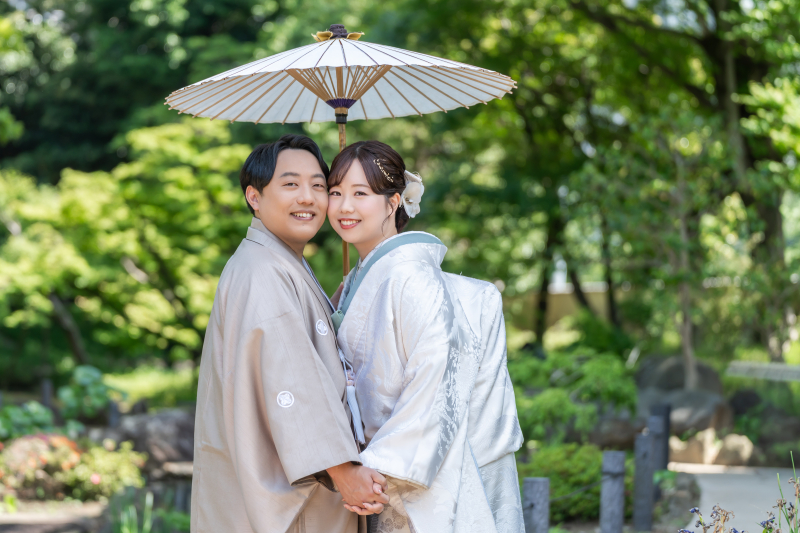 相合傘の下で頬を寄せるうれしさ