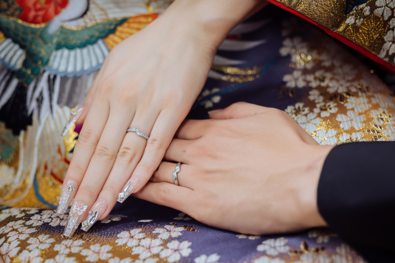 手を重ねて留まる形