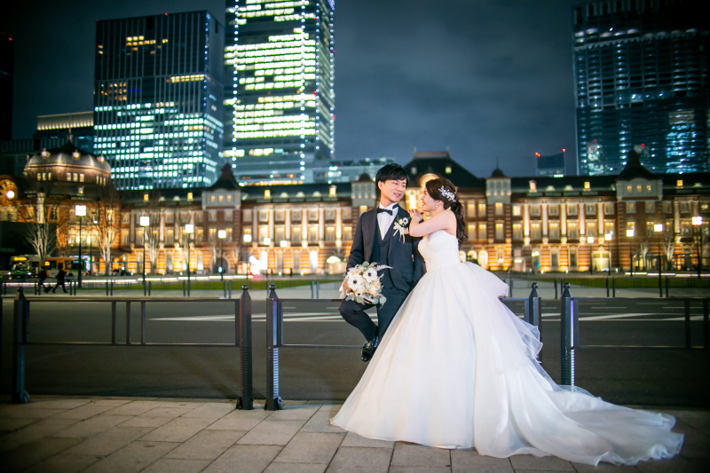 東京の駅舎を背景に