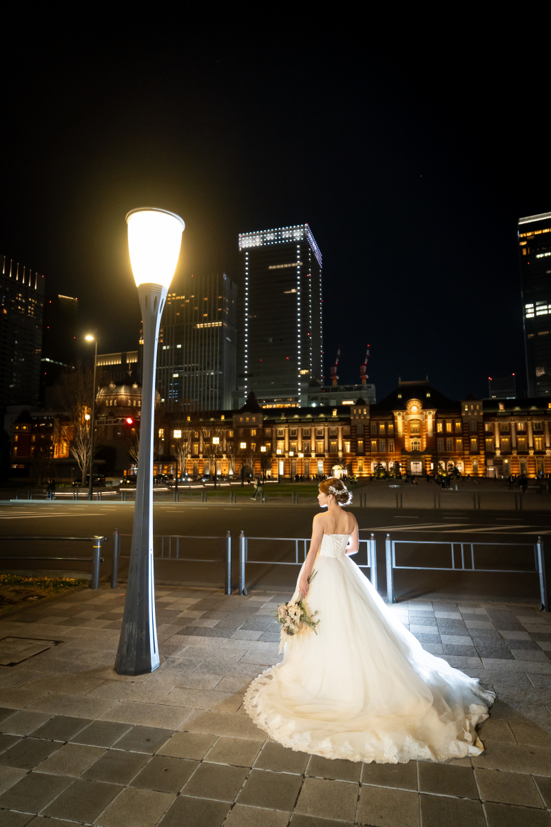 街灯の下、新婦様のソロショット