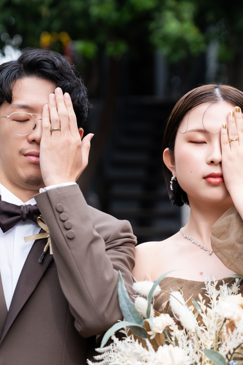 手のひらで顔を隠した二人の表情