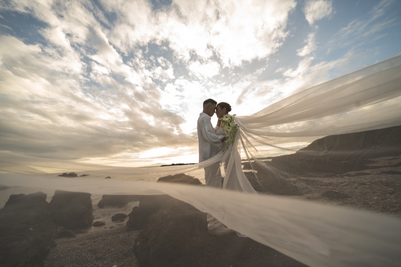 風を受けて広がるベールの形