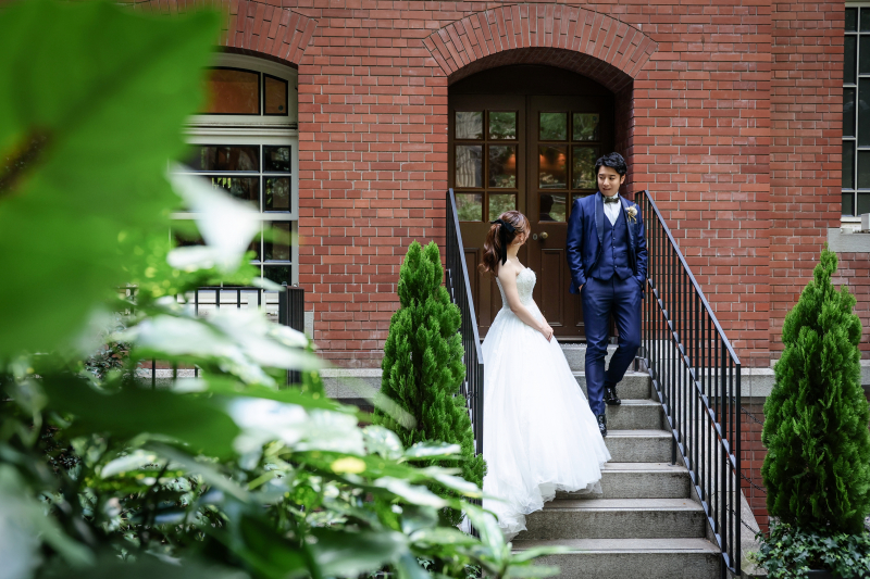 赤いレンガを背景に