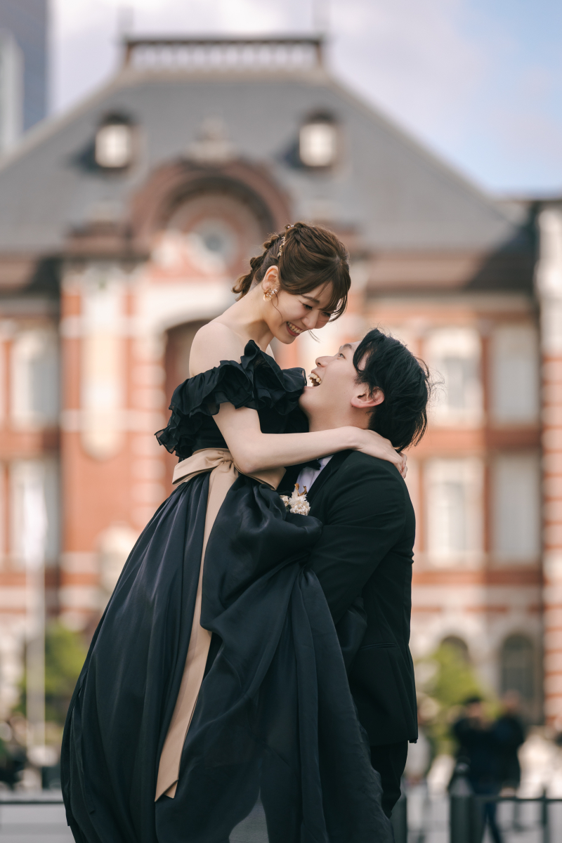 抱き上げられた新婦様の晴れやかな笑顔