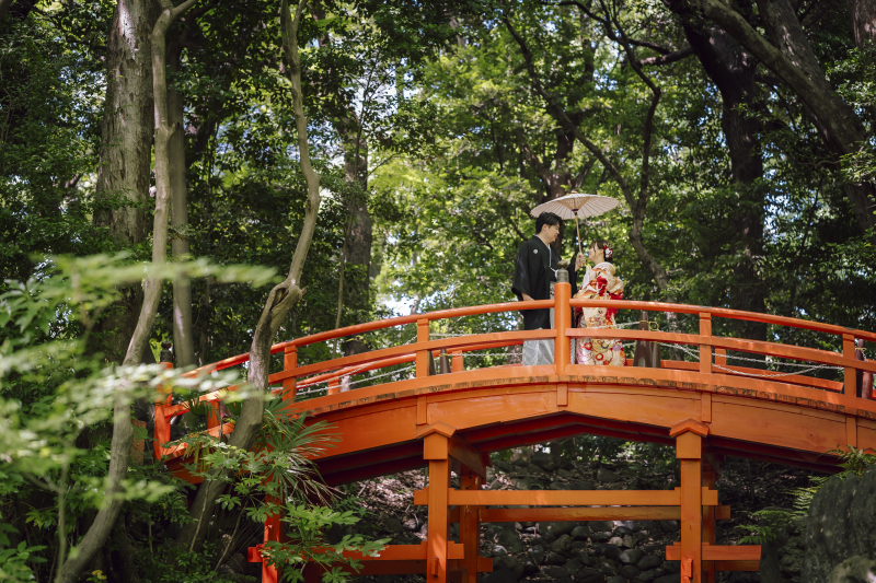 朱色の橋の上で