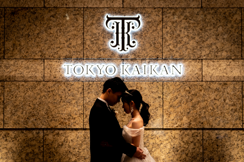 ロゴを背景にシルエット