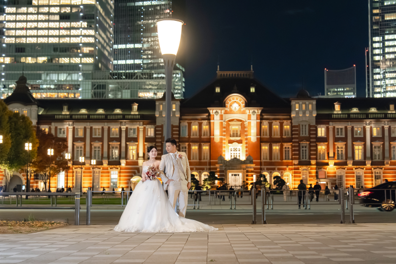 街灯の下に並ぶドレスとタキシードの二人