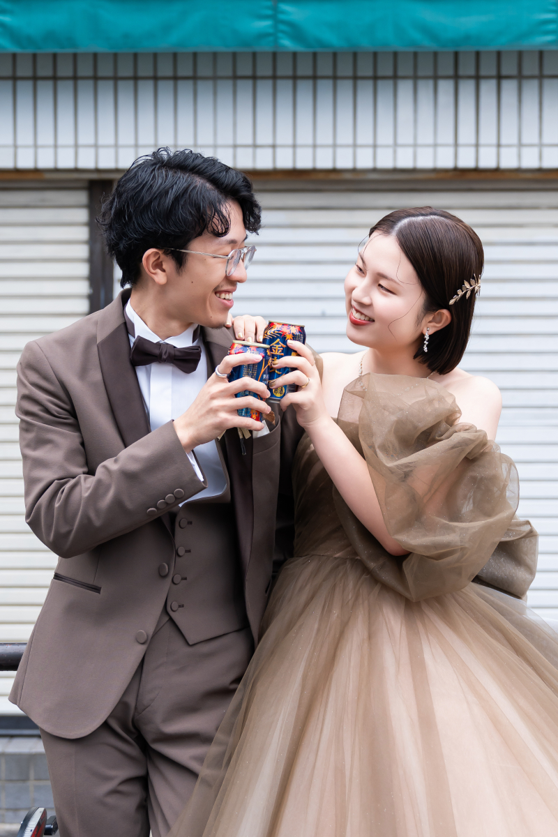 缶を合わせて笑い合うはずんだ表情