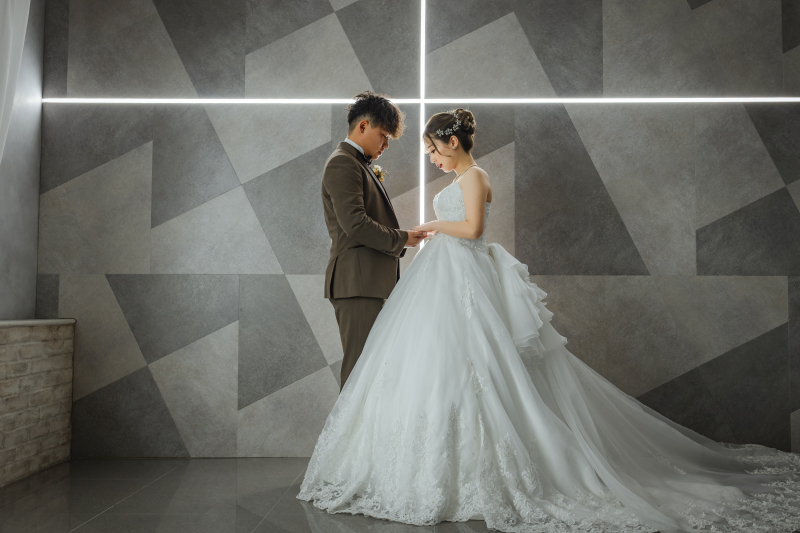 幻想的な光の中で、手を取り合って