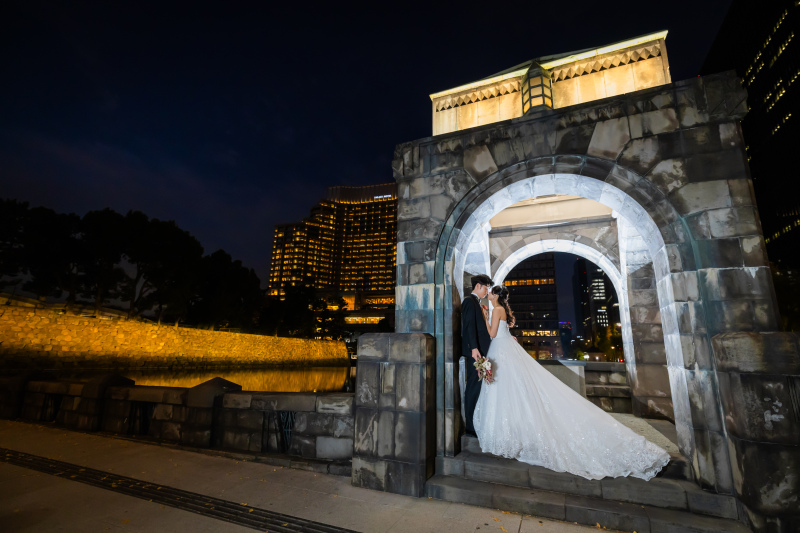石造りアーチ・夜景を背景にした二人