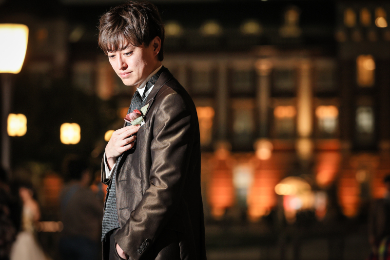 ブートニアに手を添えて