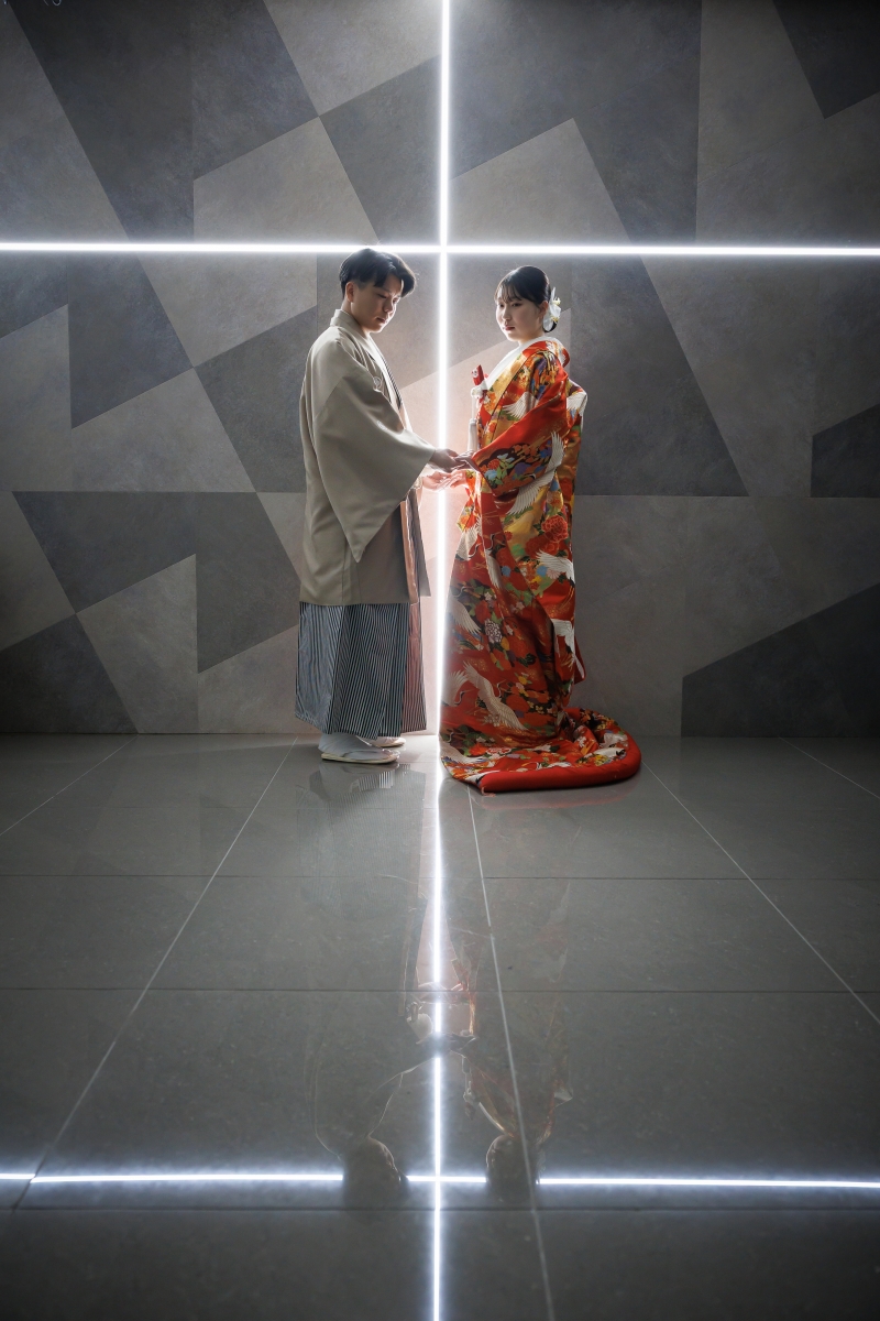 ネオンの光の中で向き合う静かな緊張感