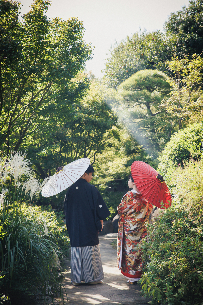 二人の後ろ姿も残して。