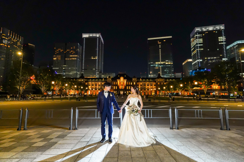 東京駅舎を背景に・・♪