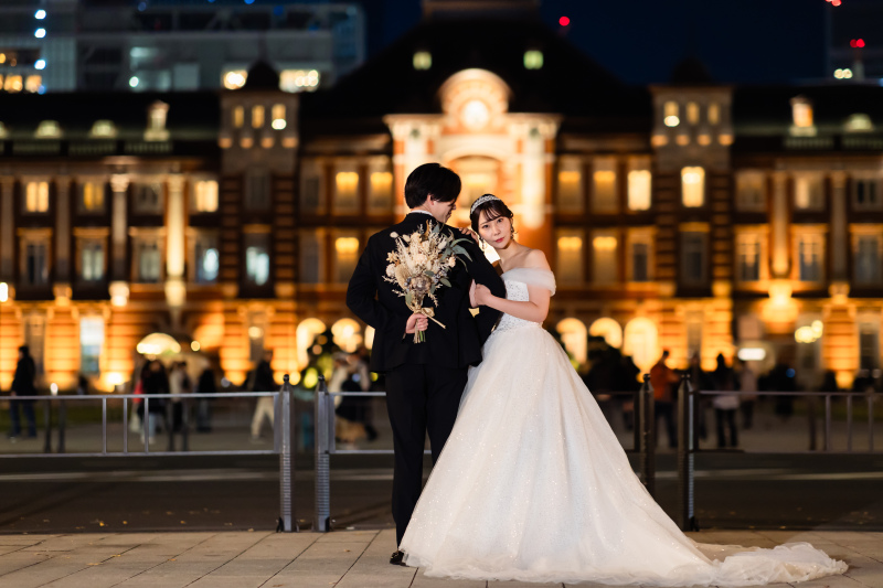 東京駅舎前にて