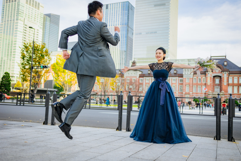 両腕を広げてるのは…