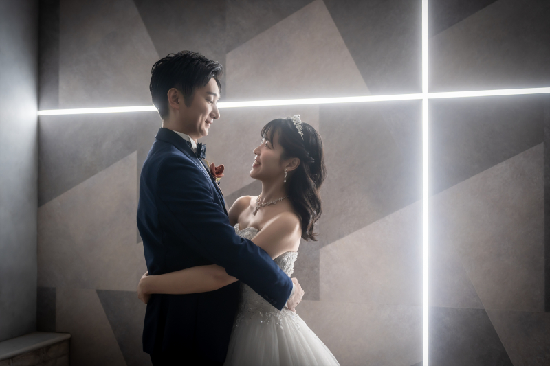 腕を回して引き寄せる形