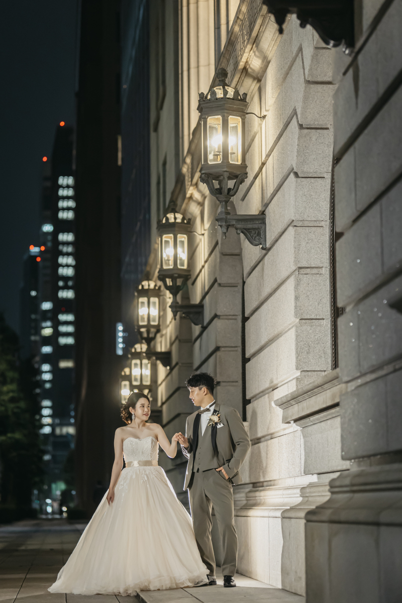 白い壁を背景にエスコート♡