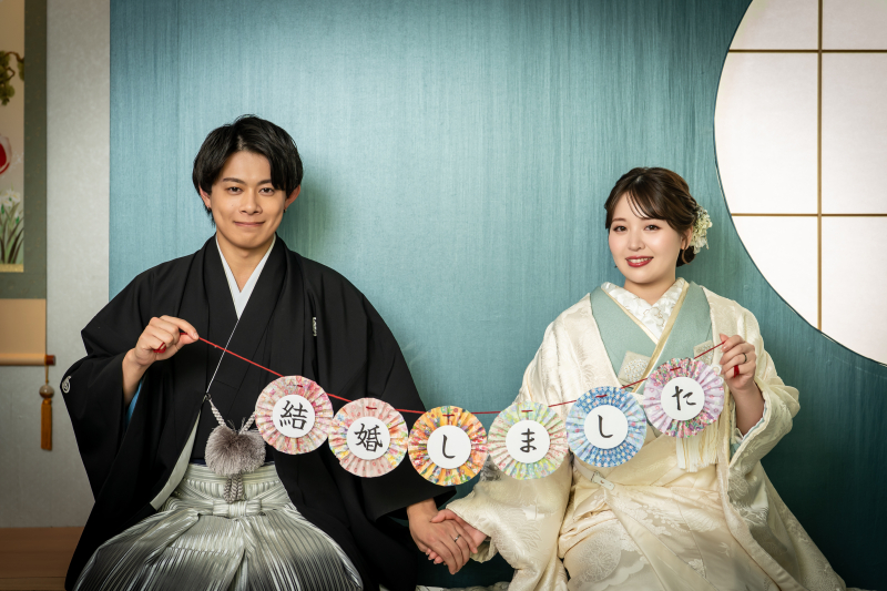 「結婚しました」を掲げる満面の笑み