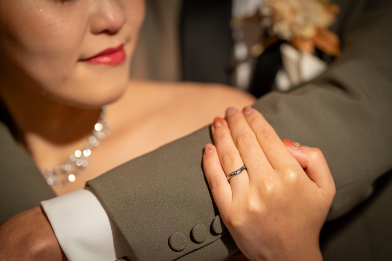 手を重ね合わせて...