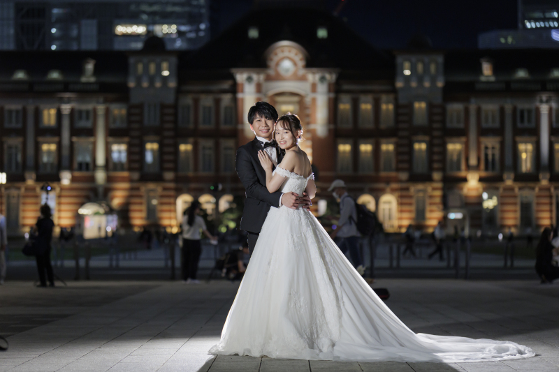 ロケーション撮影は東京駅駅舎前から。