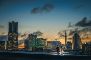 大さん橋で夕景から夜景へ続くふたりの前撮りストーリー