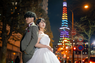 ドラマチックな夜景×洋装3ロケ。三田交差点で特別な瞬間をアルバムに