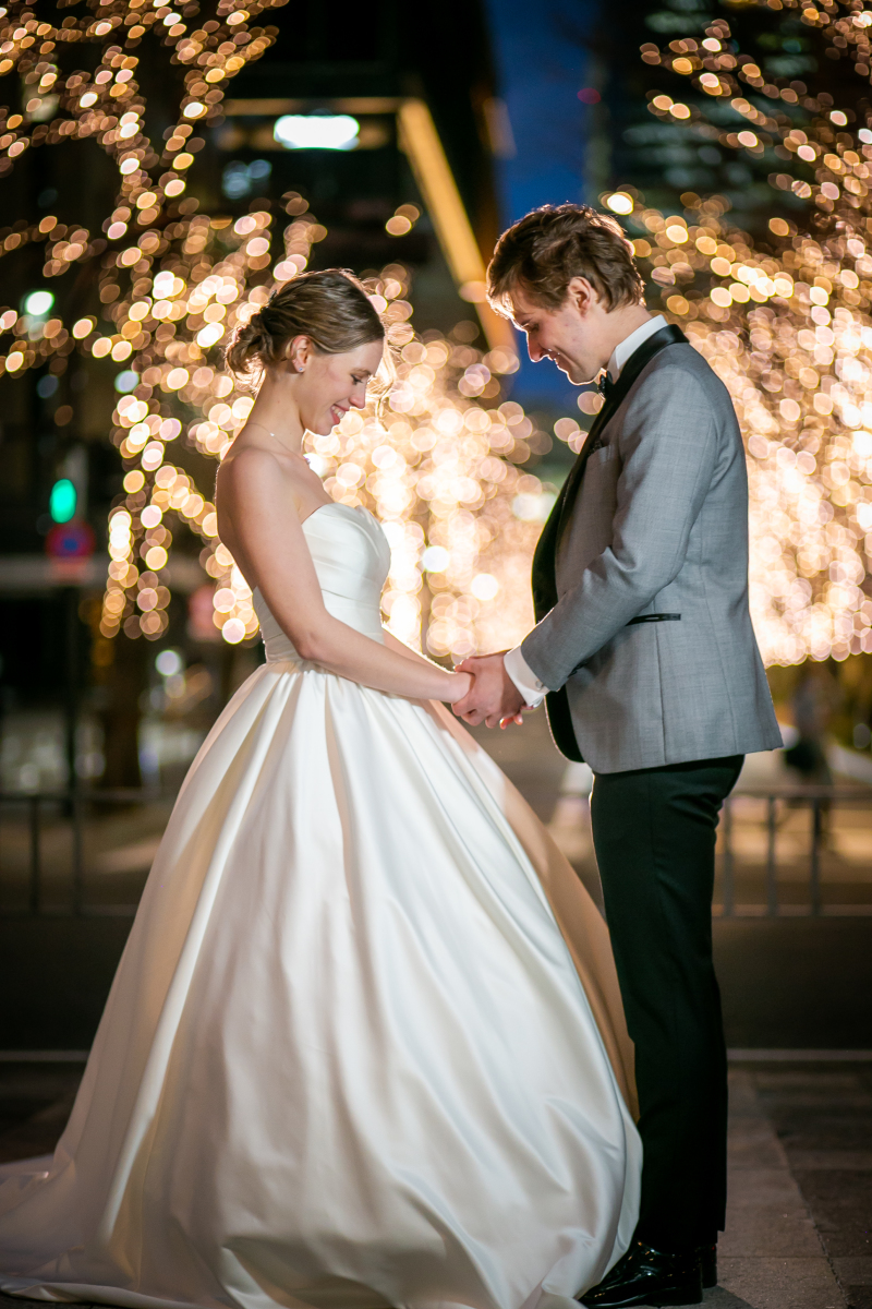 イルミネーションをバックに