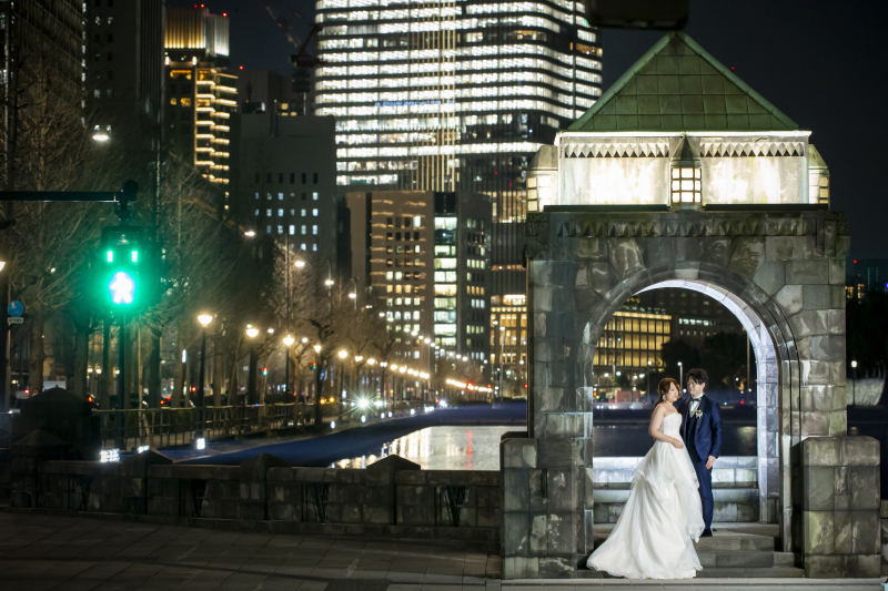 背景のビルの明かりが幻想的に