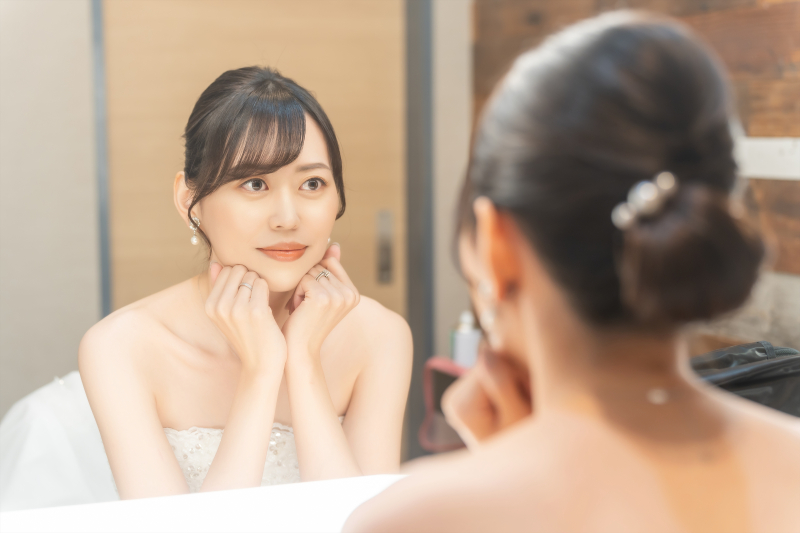 鏡の前でフェイスタッチをする新婦様