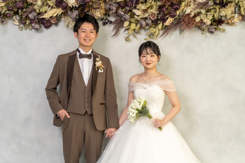 ブラウンスーツとドレスで並んだふたりの晴れ姿