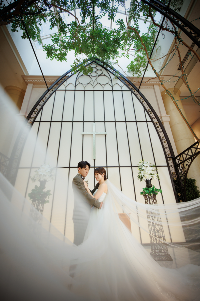 十字架を背景にベールカット