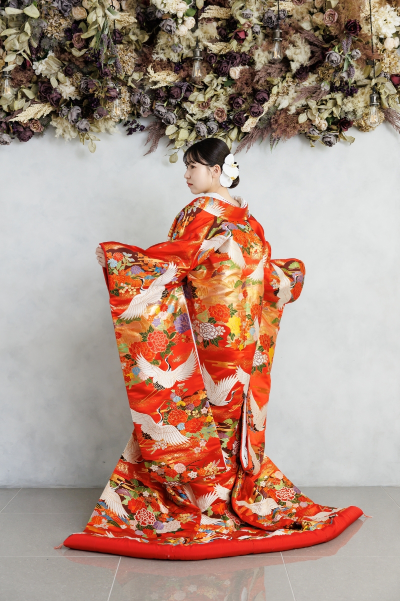 鶴が描かれた赤い色打掛の凛とした美