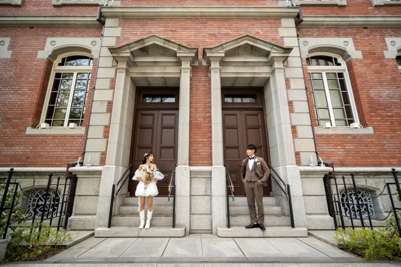 レトロな扉のまえで