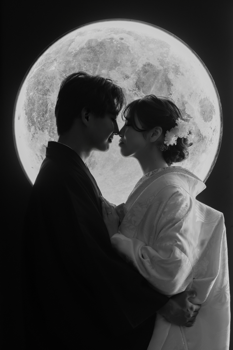 月を背景に【白黒写真に】