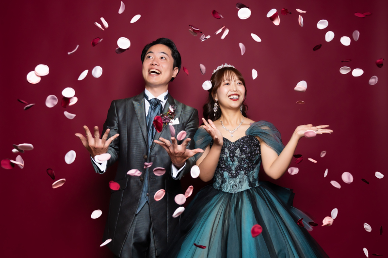 シックでモダンな夜のスタジオ撮影で、非日常なウェディングフォトを