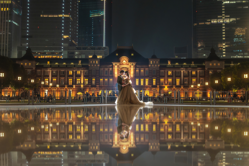 噴水と東京駅の夜景でカラードレスを纏う夜ロケ体験