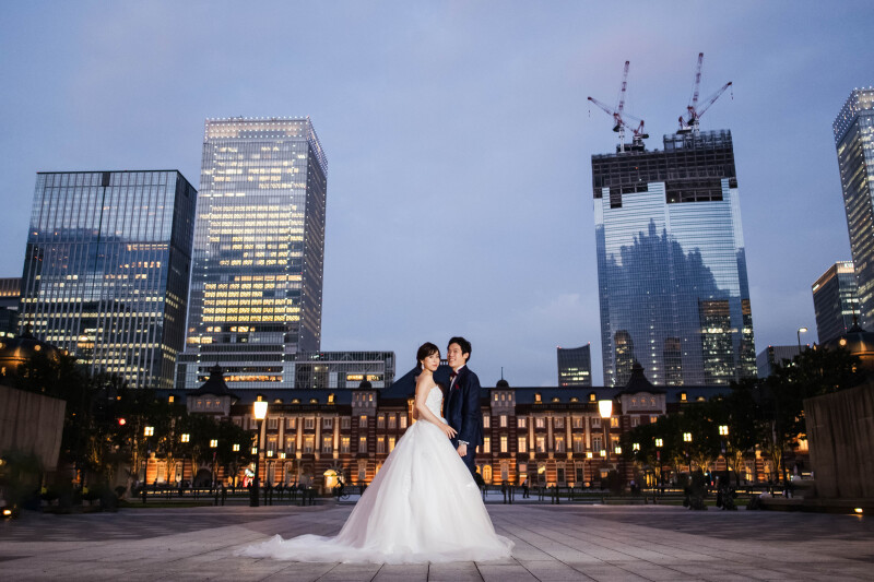 東京駅を背景に