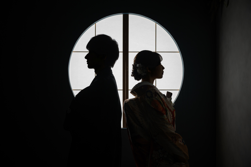 背中合わせで距離を感じる二人