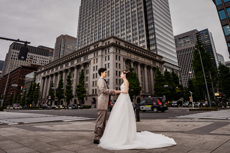 街とドレスの共