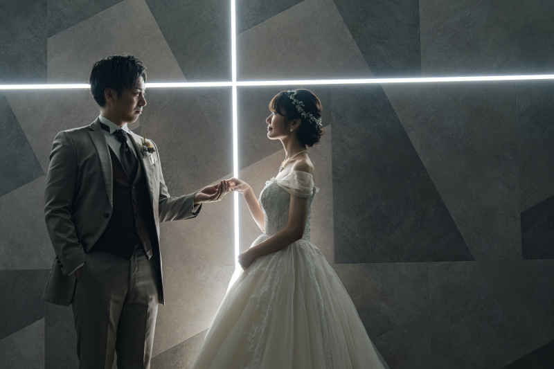 手を取り合って