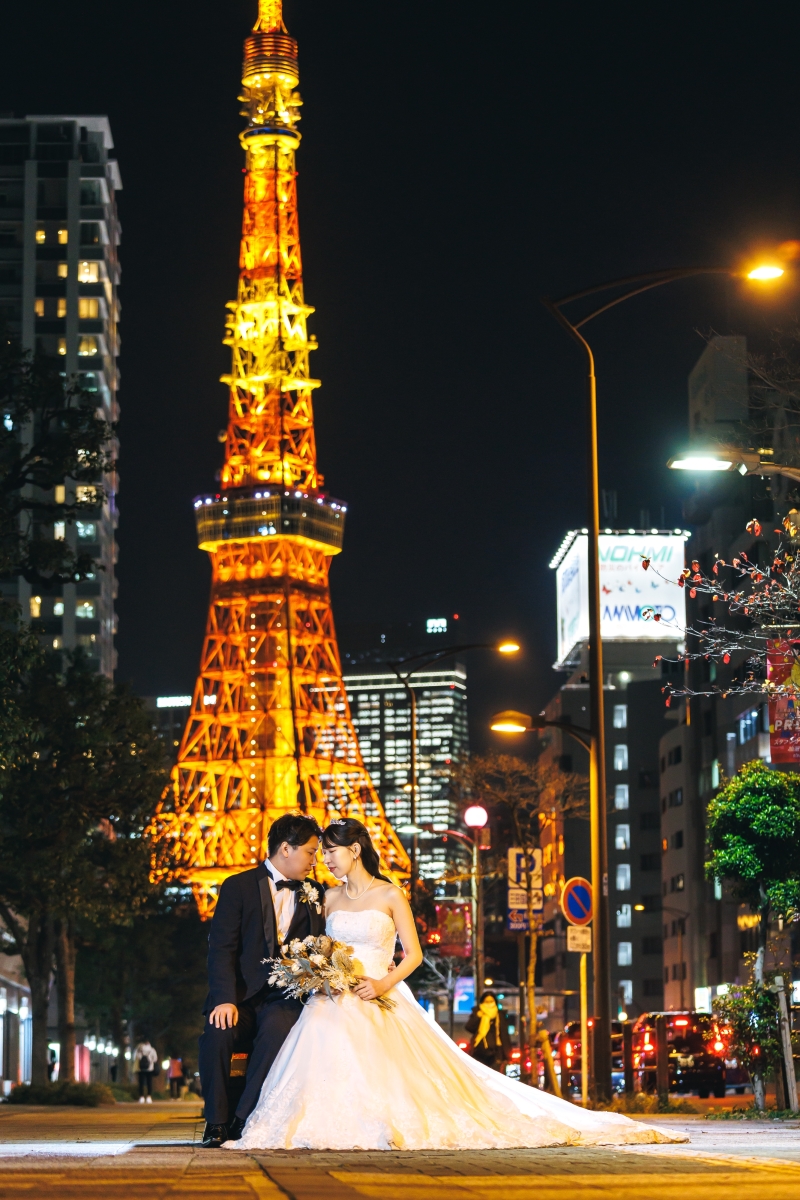 タワーの明かりに照らされてゆっくり寄り添って