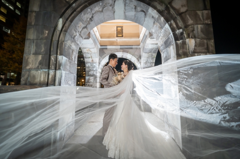 ベールに包まれ向き合う二人