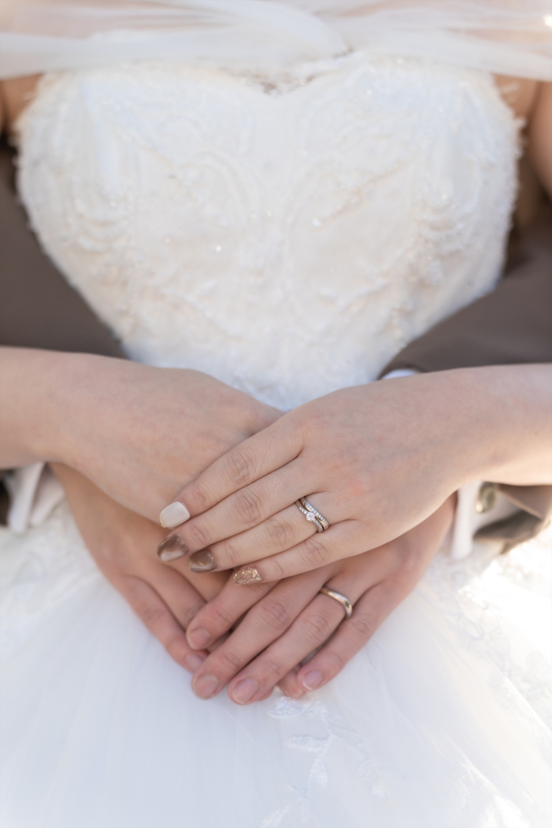 指輪を重ねた手元に宿るふたりの誓い